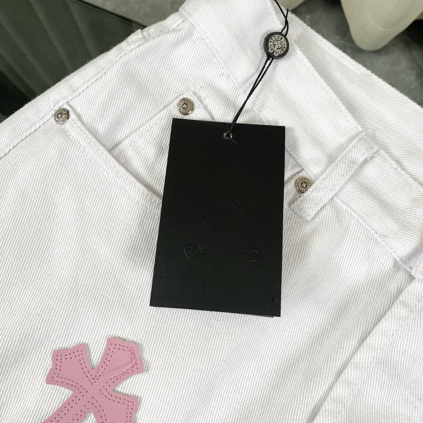 🅿️280 [Strongest version] Chroe Hets CH Chroe Hets CH white and light pink leather label jeans Customized metal buckle Legs washed distressed ripped hem ceiling-level jeans ‼ About Zangyin✅This is an extremely luxurious fashion brand that can also be called the aristocrat of the high street. It has always been an exclusive brand for some hipsters or the rich second generation. Compared with ordinary high streets, it is more luxurious and noble. Compared with luxury brands, it is more fashionable and individual. Top heavy industry fashion design✅Consistently high street luxury style creation. Speaking of this style, the Zangyin family and the GU family are definitely among the leading representative brands. Especially the Zangyin family's creation of high street style has really achieved an effect of transformation. The color of this model is already very eye-catching by using a unique washed material. It is decorated with pink patchwork cross flowers, which cleverly highlights the charm of the brand. Secondly, this model adopts a classic high-waist cut design, which highlights the long legs and fashionable temperament of the upper body. The brand is highly recognizable and the slim-fitting configuration is more suitable for daily wear. The personality will be fashionable and the specifications can be seen at a glance. Materials and technology ✅ Needless to say, this point goes without saying. As an excellent craftsman brand, Zangyin's requirements for details and craftsmanship are really perfect. The washed color of this model has gone through a lot of processes, not to mention the embellishment of the denim appliqués. It is also purely handmade and sewn. Just like what they believe in, only handmade things have soul and have the meaning of wearing. A top-notch heavy-duty fashionable denim item, recommended by both hands‼   Size: 28 30 32 34 equivalent to S-XL